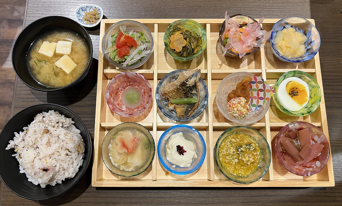 日本京都錦市場的另一種早餐選擇！到「京風惣菜朝食御膳」一嚐京都人記憶中的家常菜