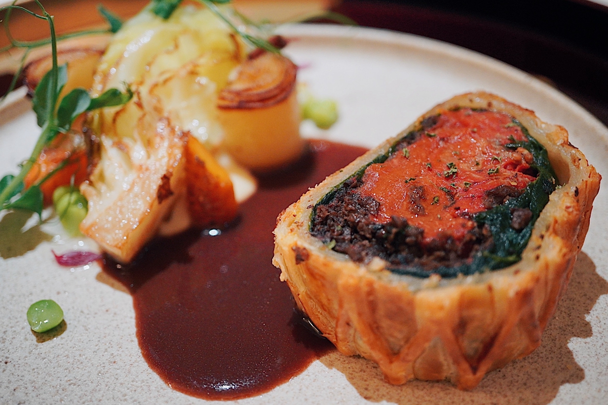 從葷食角度出發設計的Fine Dining 蔬食高級餐廳「curious」：用意想不到的食材，製作餐盤上的美味