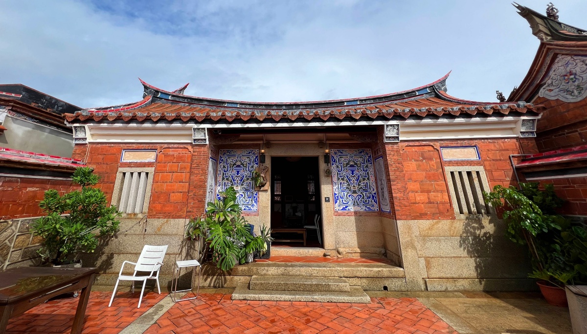 走入暖心精緻的金門老屋，隱身金沙村的私廚餐酒館、東沙村的甜點咖啡廳及瓊林聚落的風格民宿