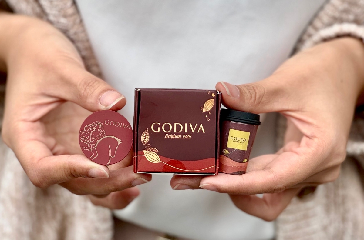 GODIVA熱巧克力回歸7-11！再加贈兩款GODIVA設計造型磁鐵