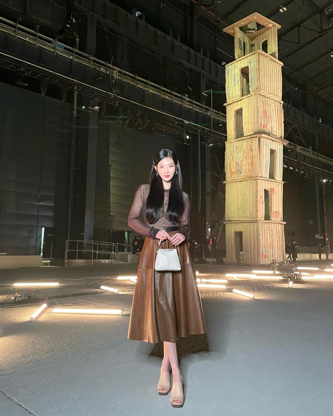 2023秋季最夯「美拉德」穿搭怎麼配才好看？讓秀英、張員瑛等韓星用3法則示範給你看