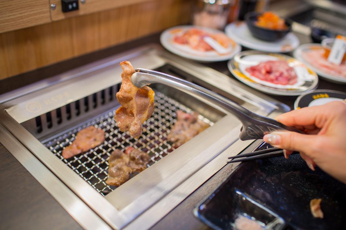 燒肉也有迴轉設計？台中「迴轉燒肉HIRO」北上進軍信義區，溫潤木造空間打造1至多人獨享空間