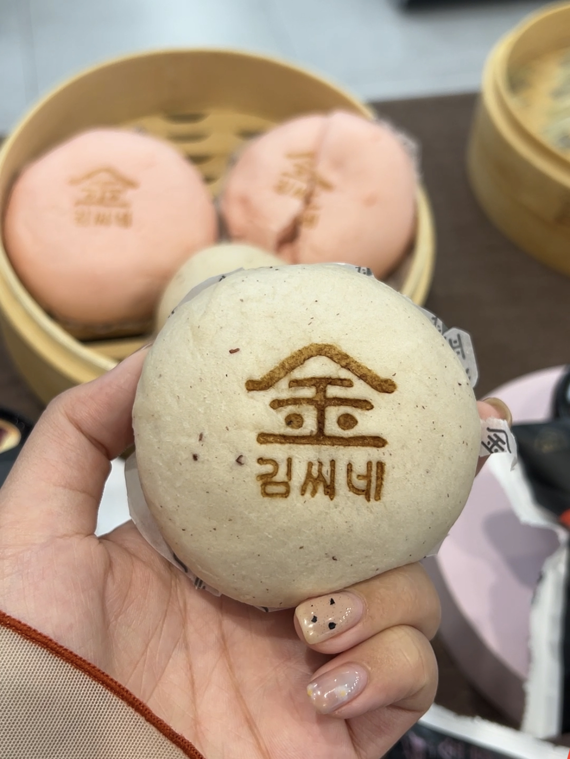 全家跟「韓勾ㄟ金針菇」聯名啦！超療癒秋季限定紫薯霜淇淋新上市，同步推爆漿起司包、牛肉烤飯糰等多樣韓式鮮食