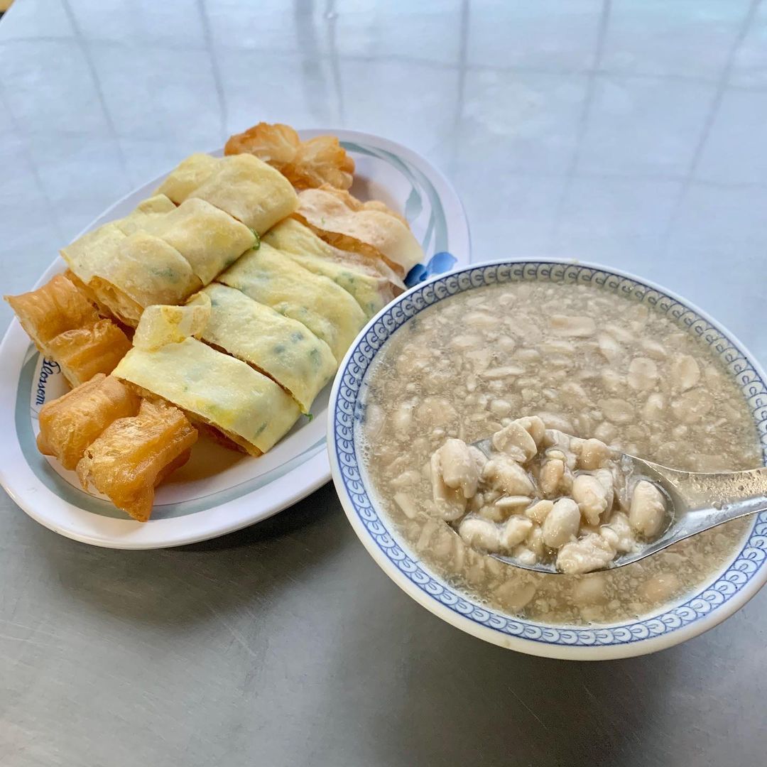 新竹人推薦在地早餐！竹中學生必吃「阿婆紅油炒手麵」、無名饅頭肉排蛋，還有特別的「蛋餅包飯」跟糯米水餃