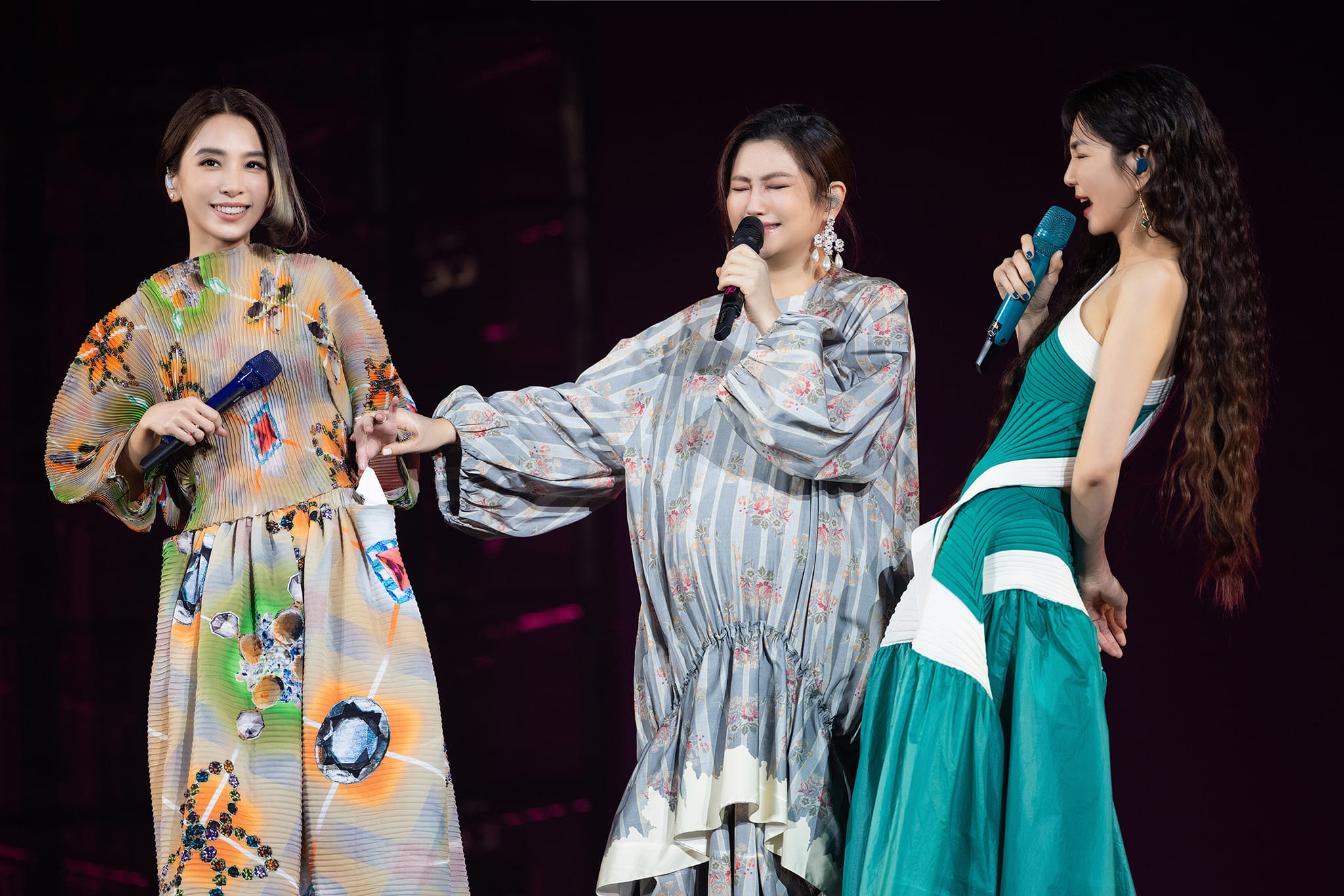 Hebe田馥甄台北最終場演唱會合體S.H.E！ Selina、Ella驚喜登台重拾當年回憶