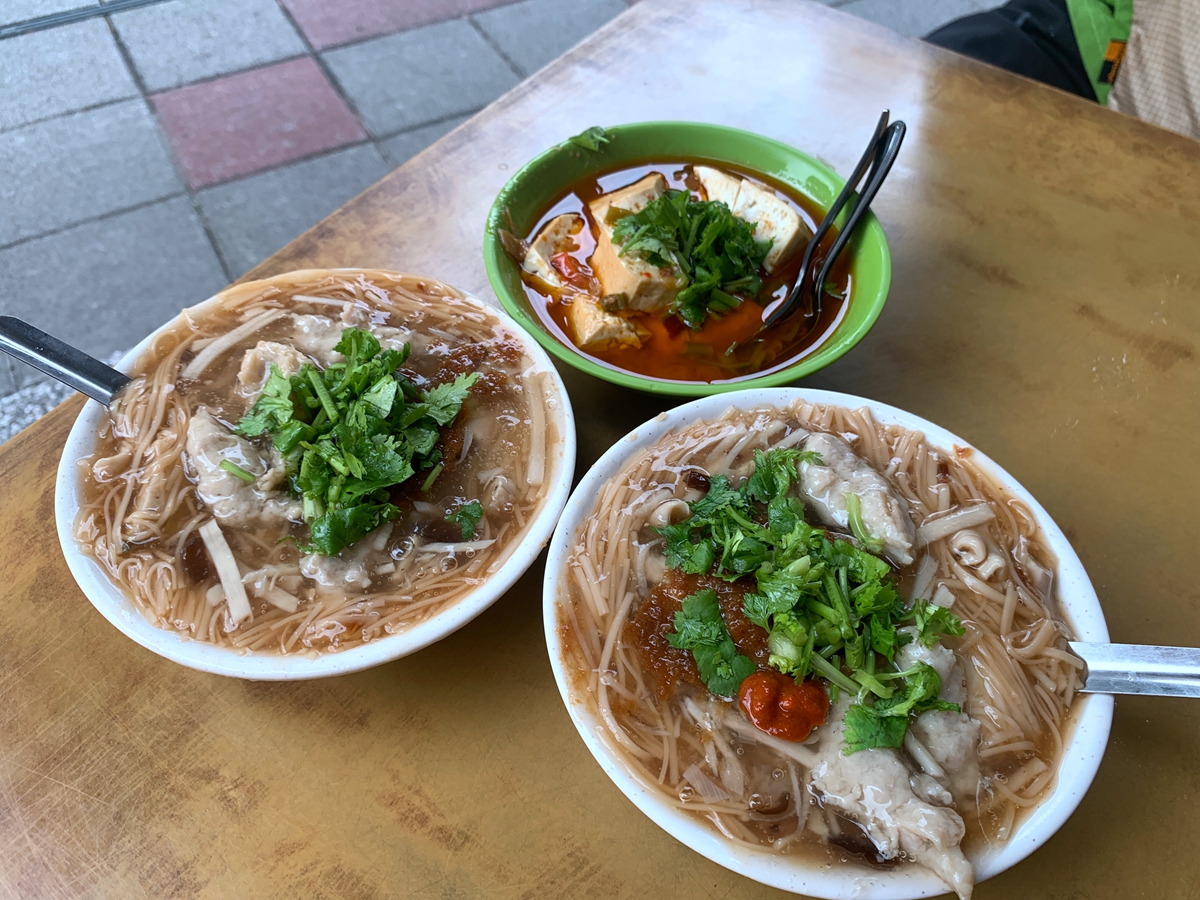 台北古亭捷運站同安街麵線羹，在地五十年無名老店，麻辣臭豆腐、料多麵線羹，不排隊吃不到的好滋味！ 