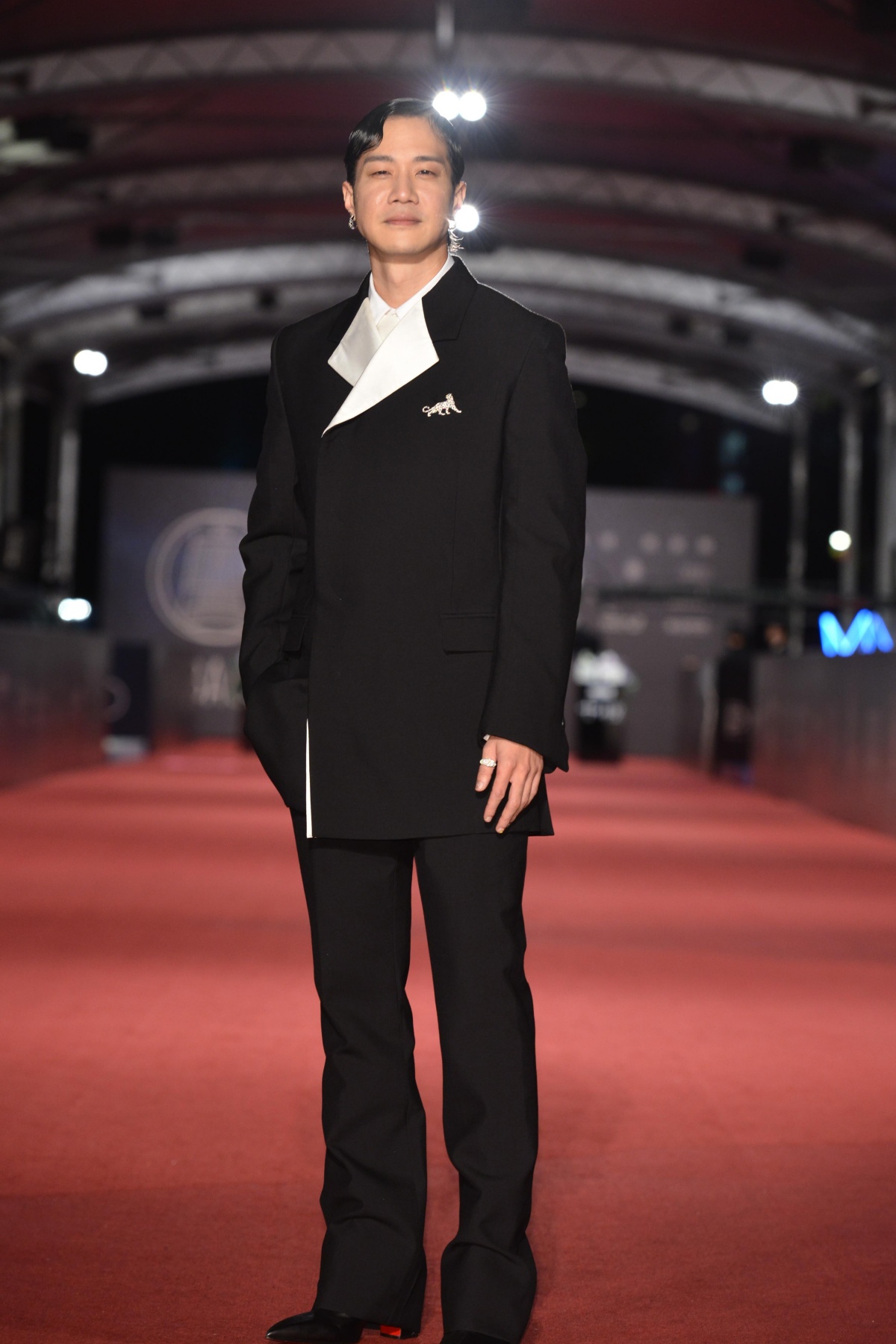 2023金鐘獎戲劇類男星紅毯6帥！黃河皮衣造型展現壞男孩氣息、劉冠廷黑白撞色西裝可愛又帥氣
