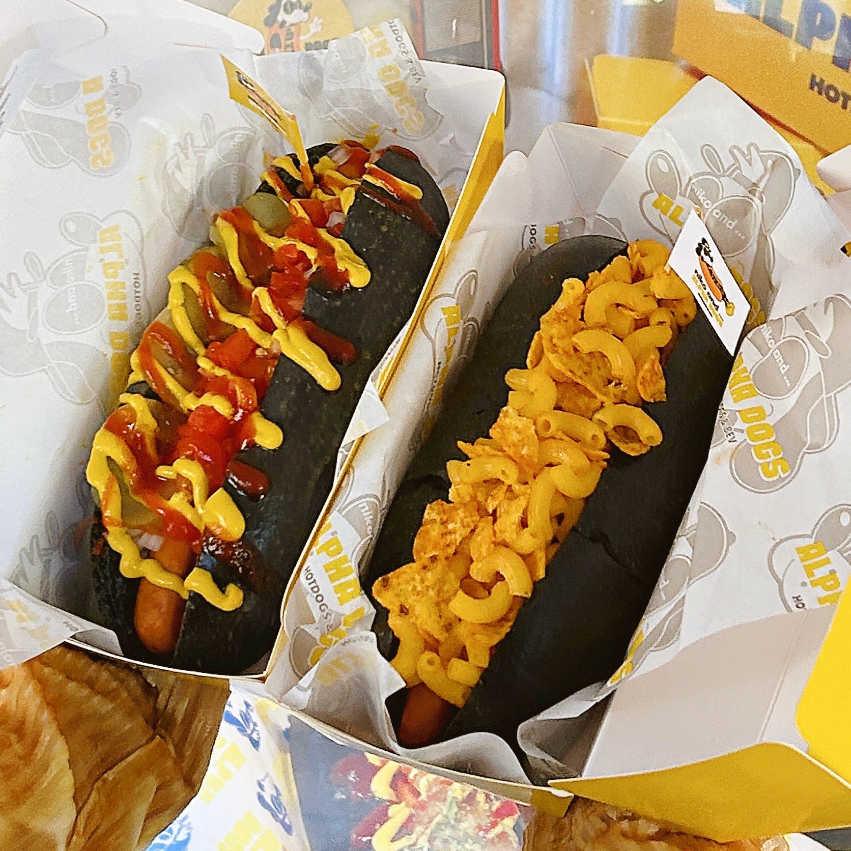 最可愛的跨界聯名！niko and ⋯攜手中山名店ALPHA DOGS推竹炭熱狗堡、巧克力奶昔