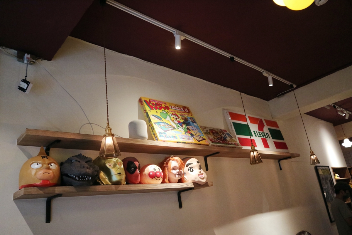 呷滴 JiaDee不純喫茶店，信義區巷弄日系甜點店，滿滿古董玩具讓男孩們也瘋狂！