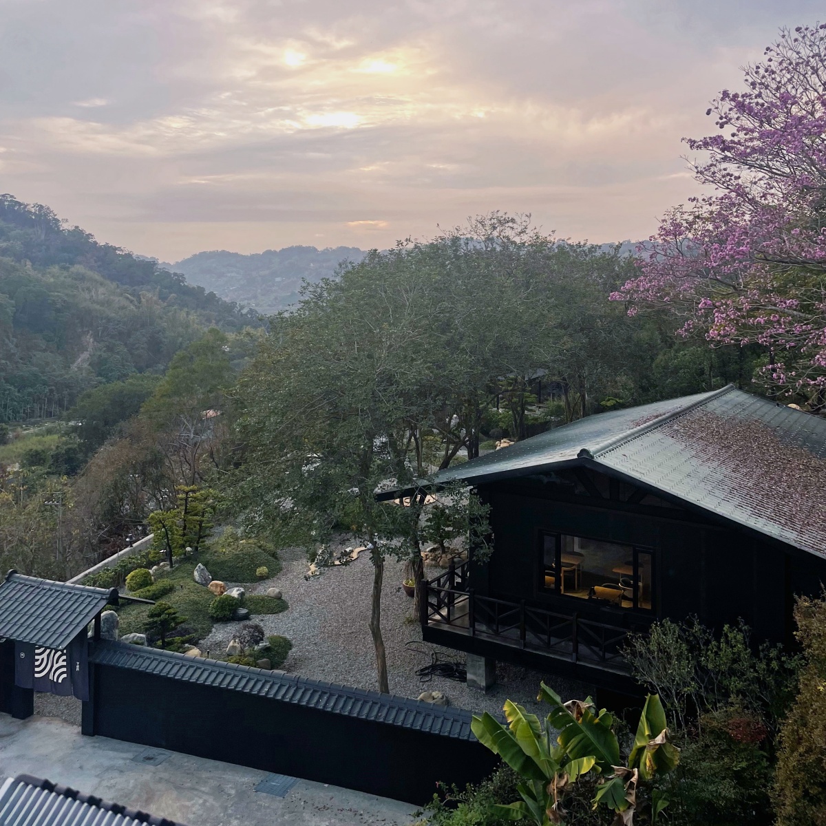 台中預約制景觀餐廳「枯山円敷」登場！日式山水庭園超好拍，還能吃到奢華金箔午茶組