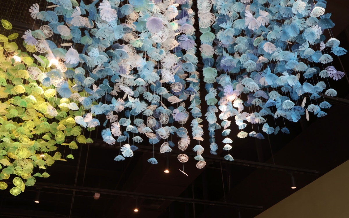 新店裕隆城TOK餐廳出現一朵朵彩色刺繡雲！專訪「奇想雲」設計師：「色彩讓我感到興奮。」