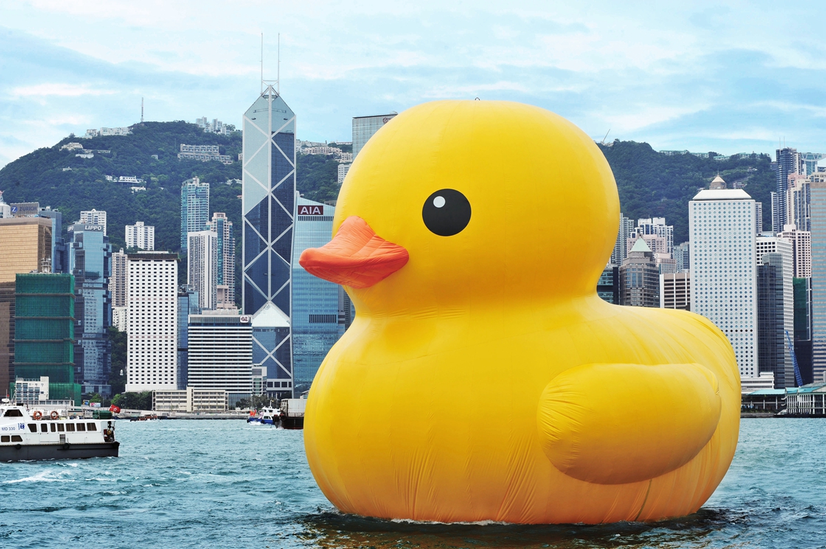 霍夫曼的黃色小鴨現蹤香港青衣海域！還一次兩隻，游出大型海上公共藝術展覽《橡皮鴨二重暢》