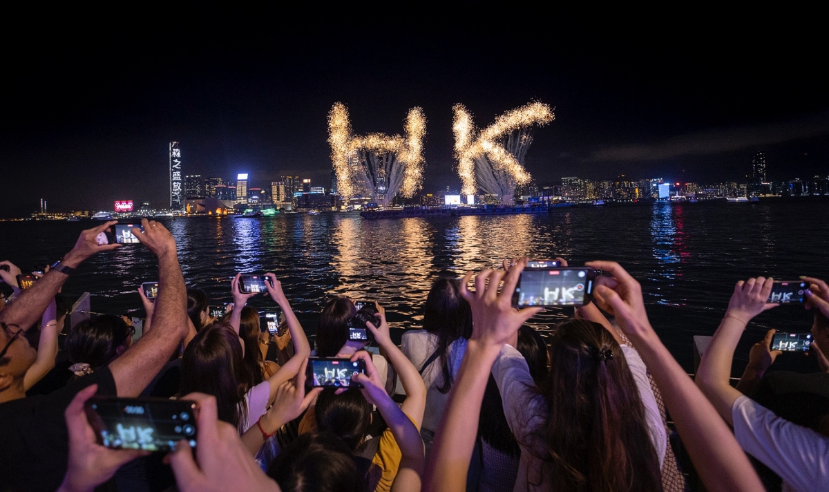 香港繽紛冬日巡禮登場！聖誕燈飾佈景閃亮西九文化區，今年更有維港水上煙火