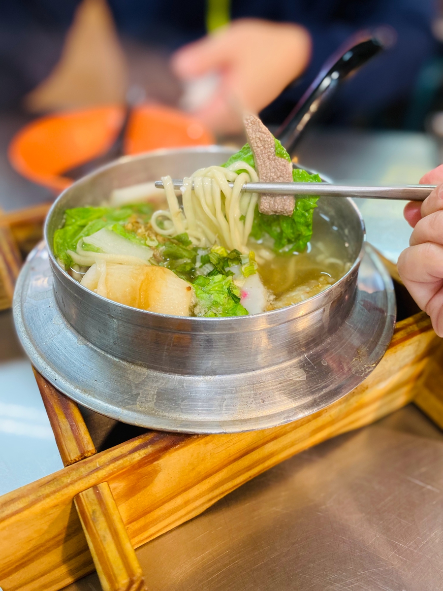 基隆仁愛市場好吃驚！咖哩炒麵、高品質生魚片、手沖咖啡一次打包