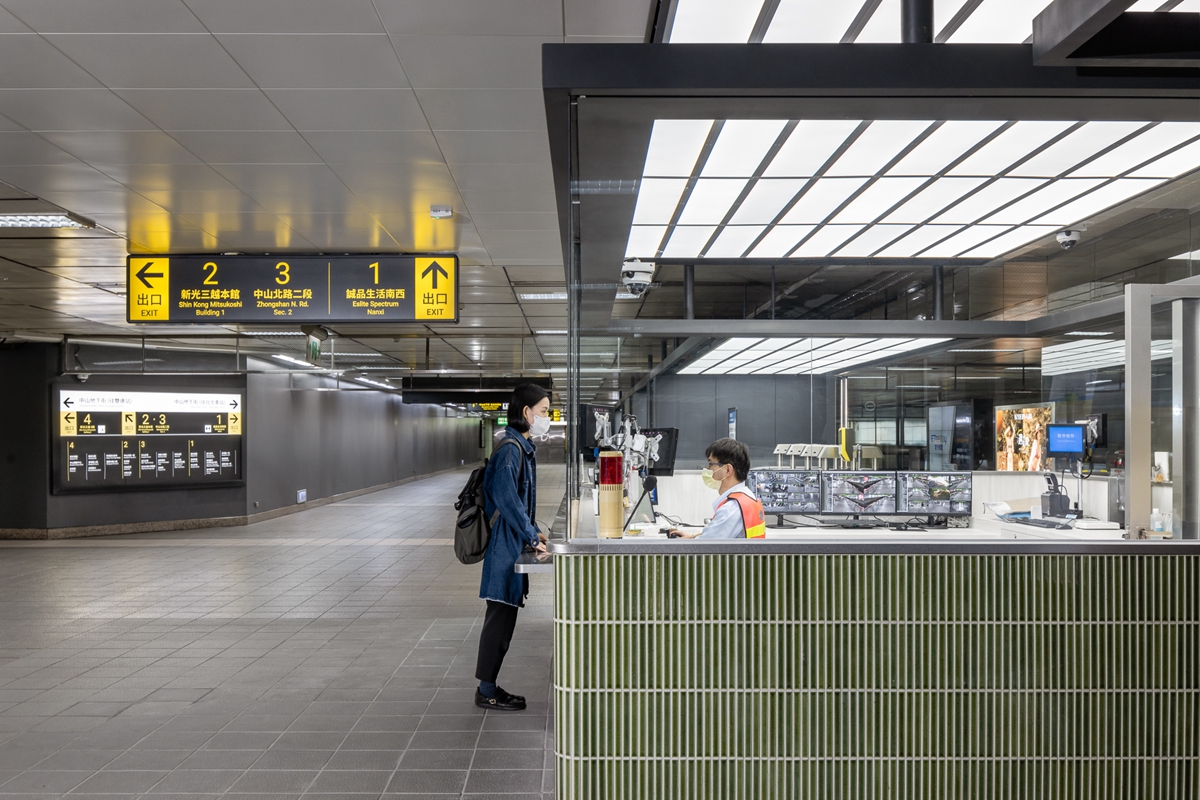 台北捷運中山站優化再出發！納入赤峰街代表綠磚、以深灰色統一站內色系，讓捷運站變得更有質感
