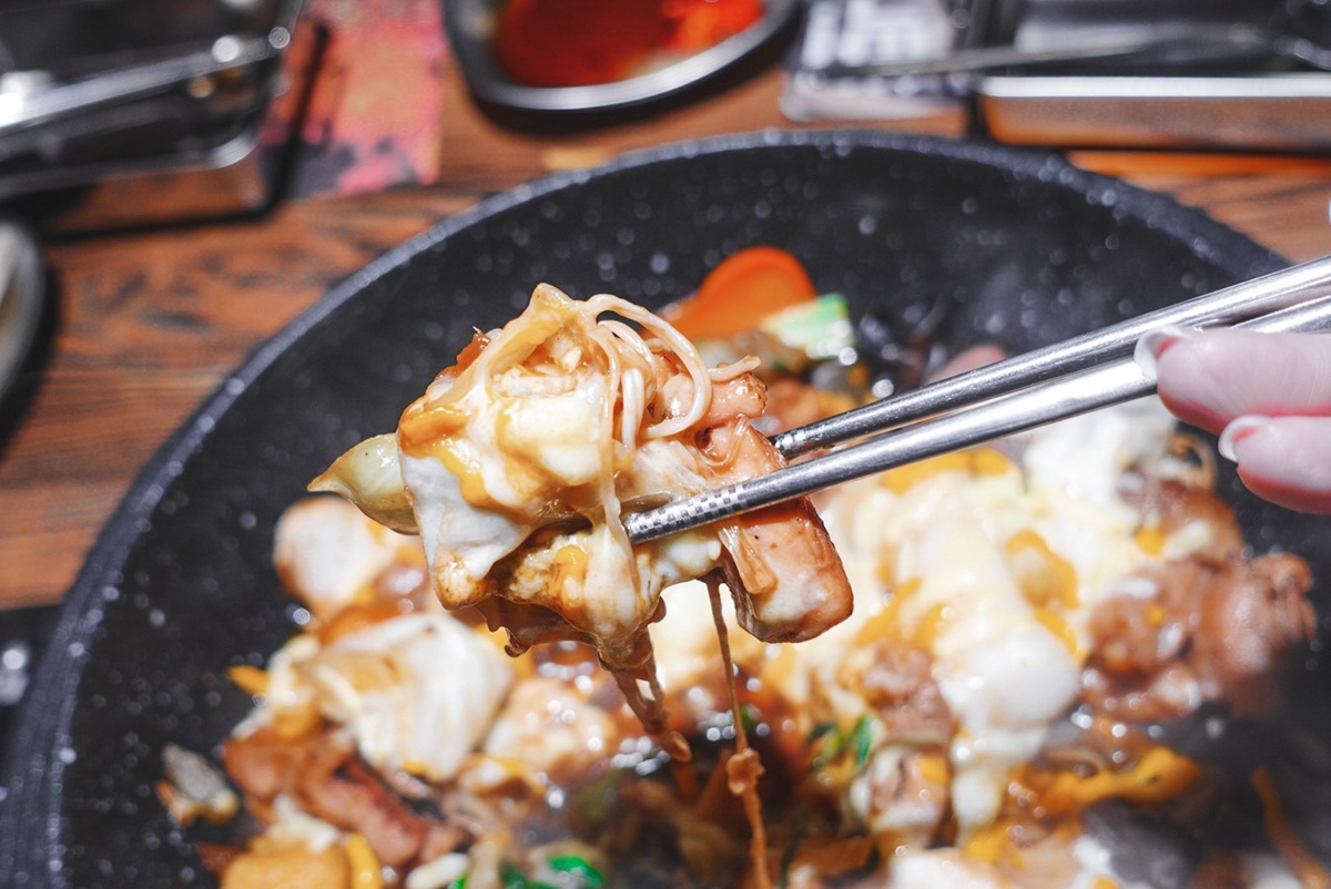 韓國熱夯炒雞「볶찜甩鍋雞」來台開店！半自助式吃到飽店型、７種炒雞口味任選，最後再加炒飯超韓式