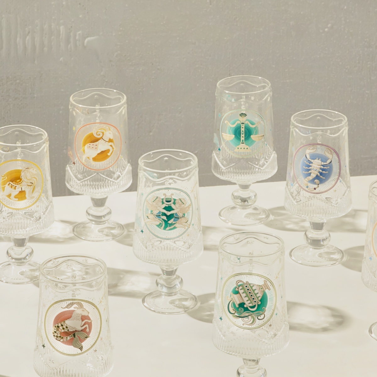 星巴克「12星座玻璃杯」十月登場！浮雕花紋搭配十二星座意象，夢幻唯美設計超值得收藏