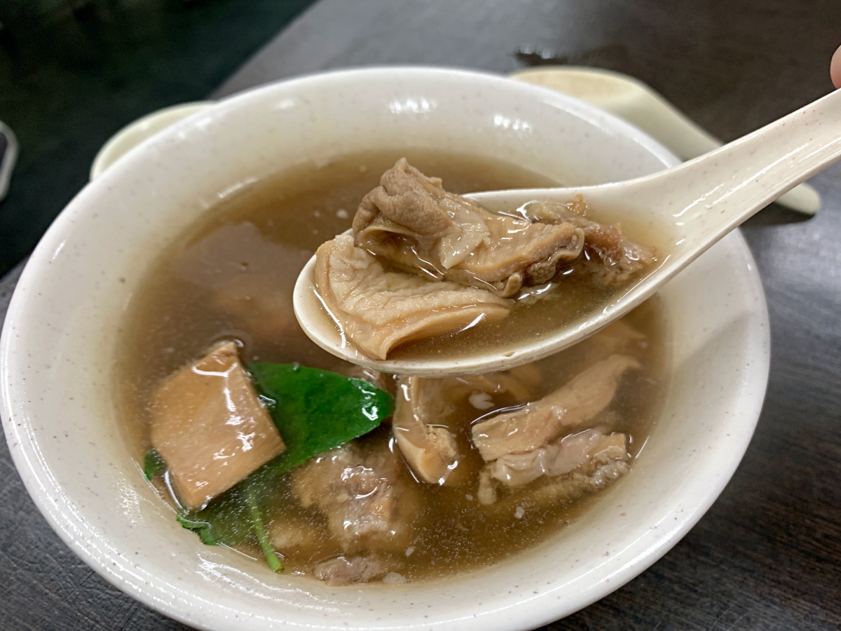 通化夜市「老李牛雜」不輸必比登推介的美味熱炒，大推青菜炒牛肉，牛雜湯還能免費續湯！