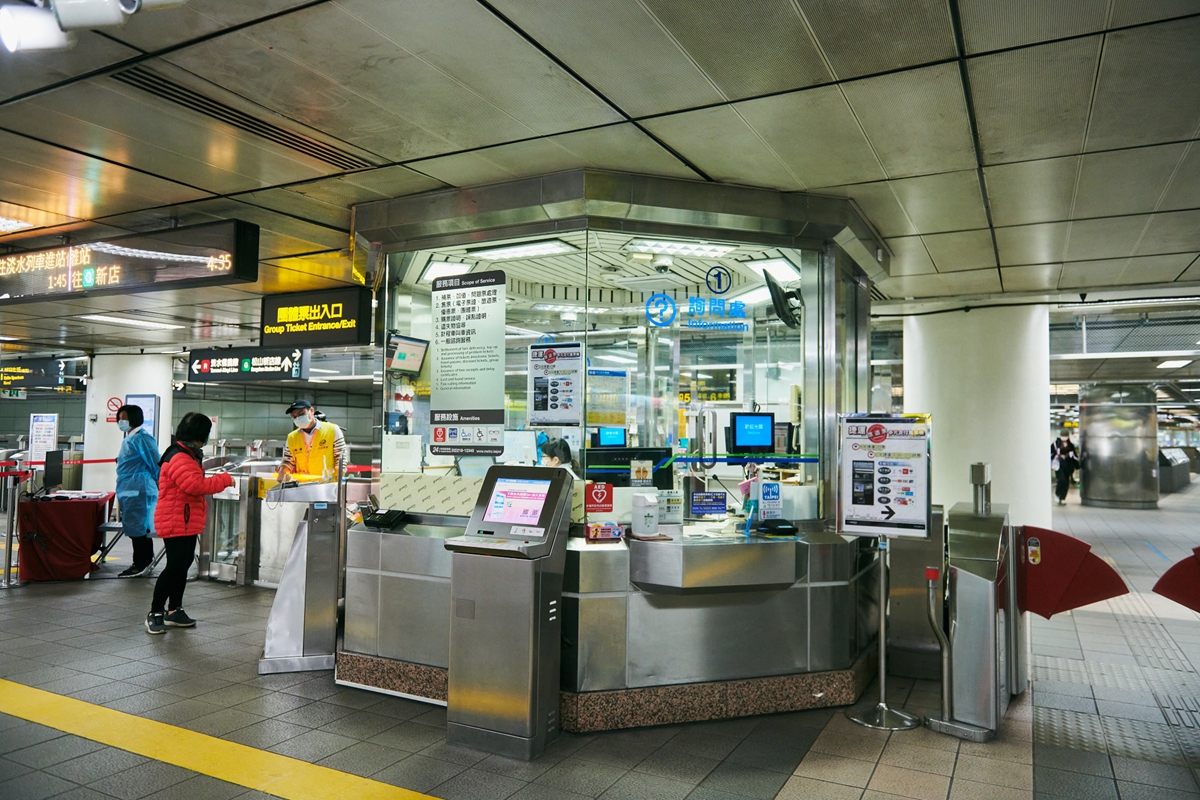 台北捷運中山站優化再出發！納入赤峰街代表綠磚、以深灰色統一站內色系，讓捷運站變得更有質感