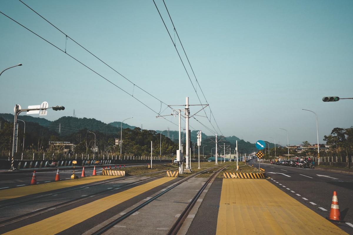【走讀台北】搭著金黃色的安坑輕軌列車，緩緩進入這座神秘的新店山城