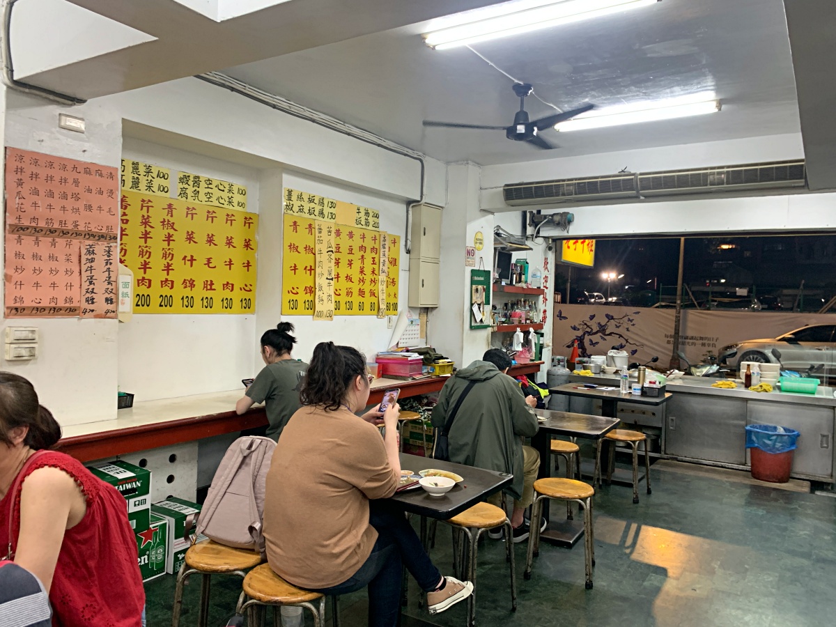 通化夜市「老李牛雜」不輸必比登推介的美味熱炒，大推青菜炒牛肉，牛雜湯還能免費續湯！