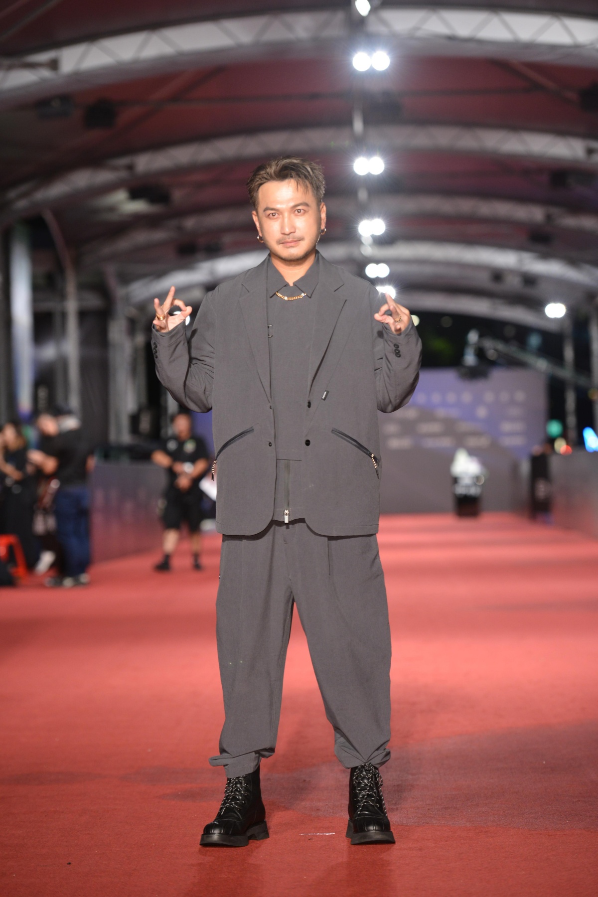 2023金鐘獎節目類男星紅毯5帥！黃偉晉低胸西裝PK坤達裙裝、KID帶兒子當幸運星