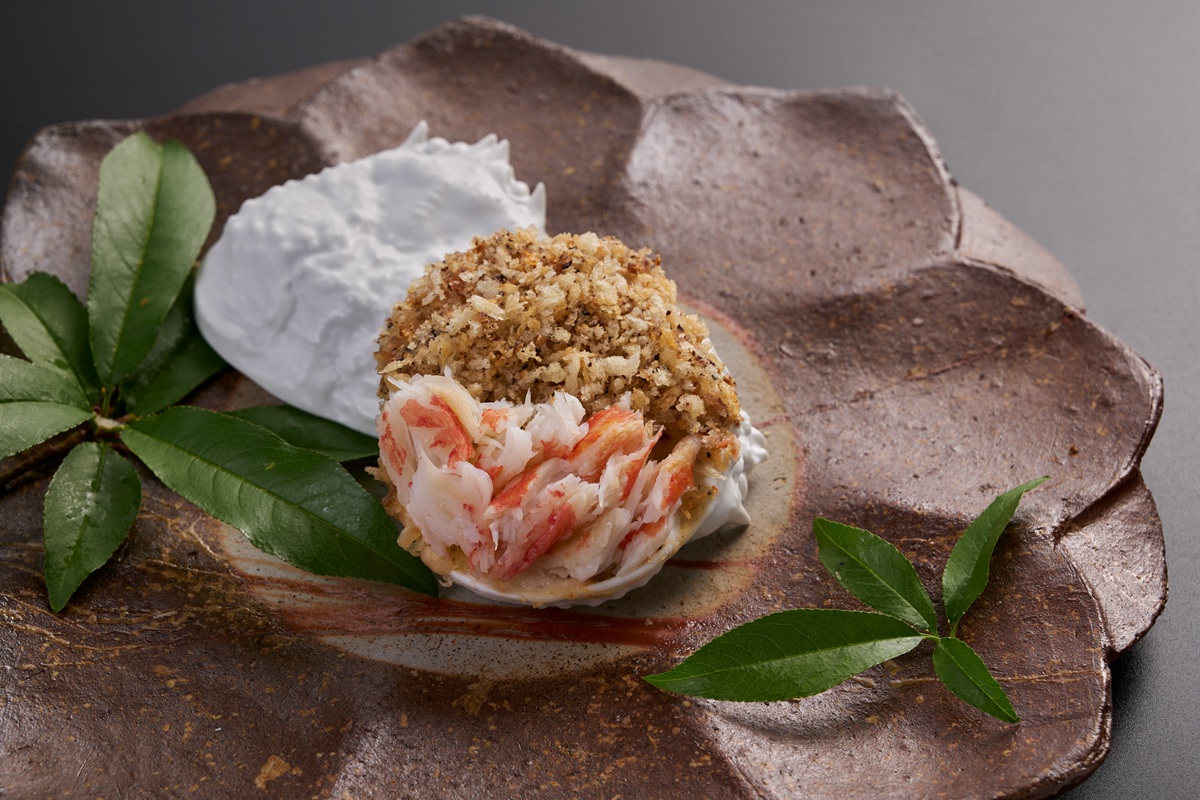 台中渡假飯店「虹夕諾雅 谷關」推春夏會席料理菜色，以「水」為概念，呈現料理的各種變化