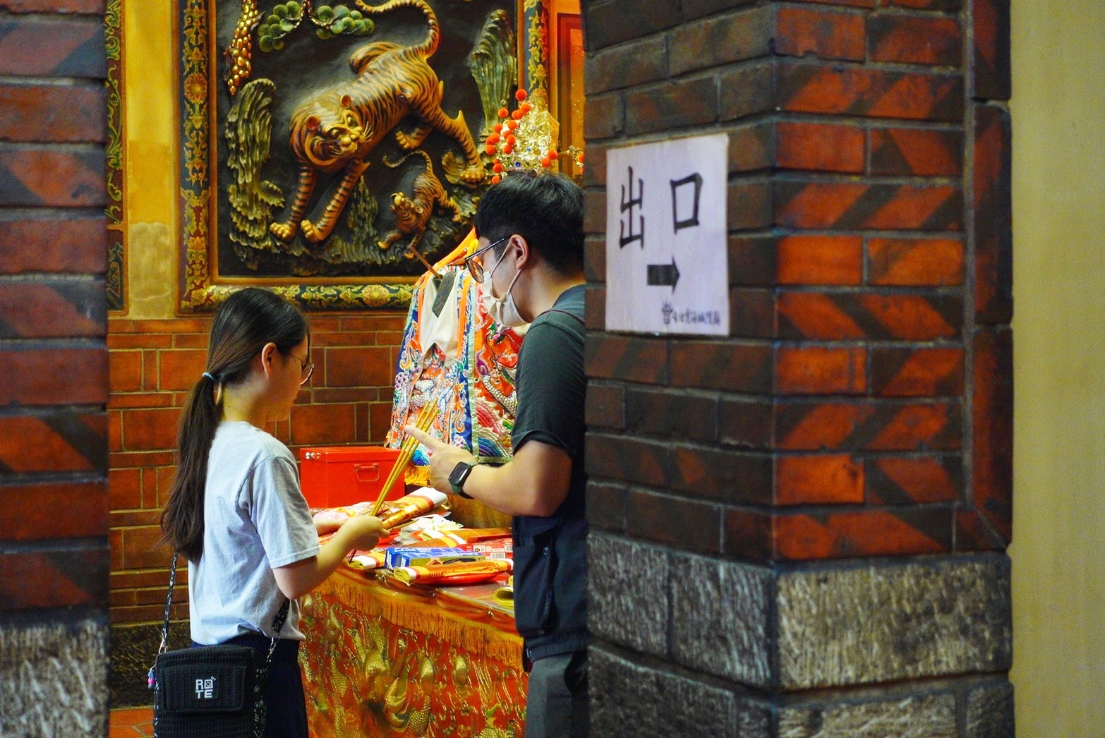 脫單拜月老！專訪迪化街台北霞海城隍廟，原來「平安茶不能吹」是以訛傳訛的謠言禁忌