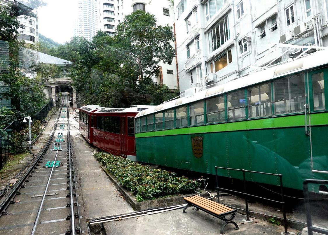 香港太平山纜車站全面翻新 山頂盧吉道觀景台看到不一樣的香港 搭公車下山品嘗香港最棒的川菜