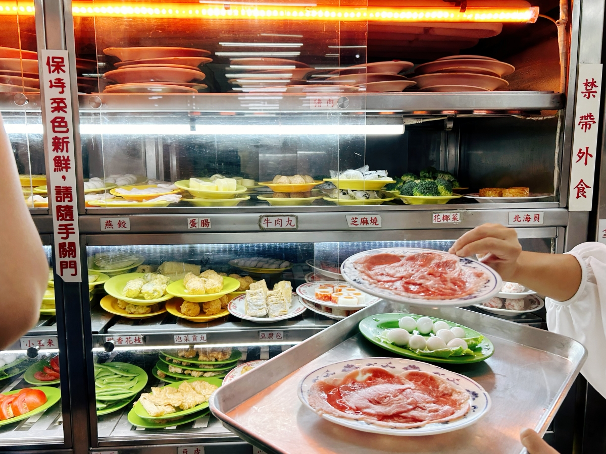 台北聚餐好選擇！四十年老店「小紅莓石頭火鍋城」：現炒鍋底香氣四溢，不排隊吃不到