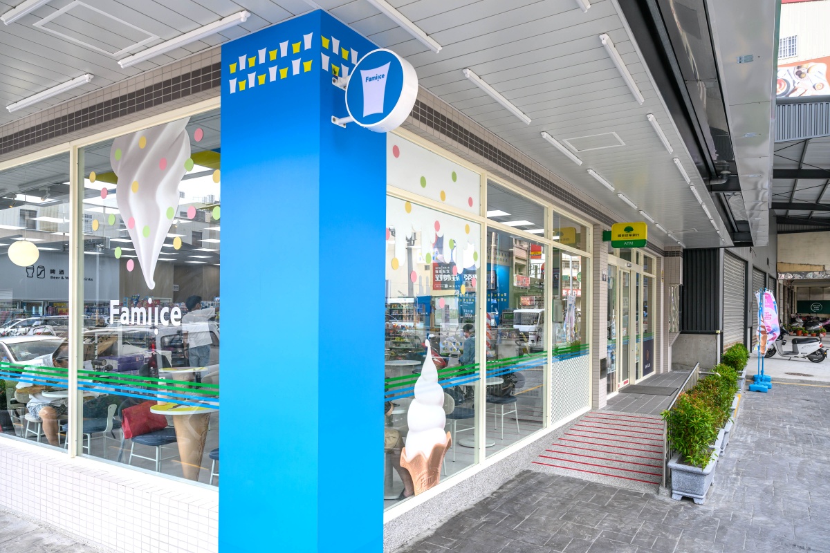 全家開冰店了？超萌「霜淇淋造型店」攜療癒「繽菓聖代」於台中登場，全新莓果霜淇淋同步上市