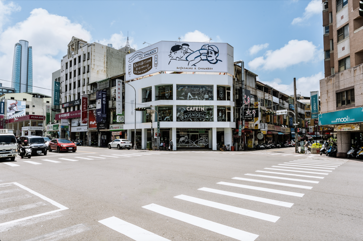 台中最新打卡景點！CHALKBOY×WHOSMING打造趣味插畫特展，限時登場CAFE!N台中公益店