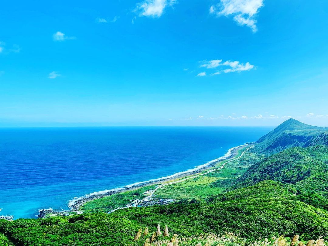 來場浪漫離島旅行！蘭嶼必玩景點總整理：到東清灣看日出、青青草原賞夕陽，還有超美消暑秘境野銀冷泉