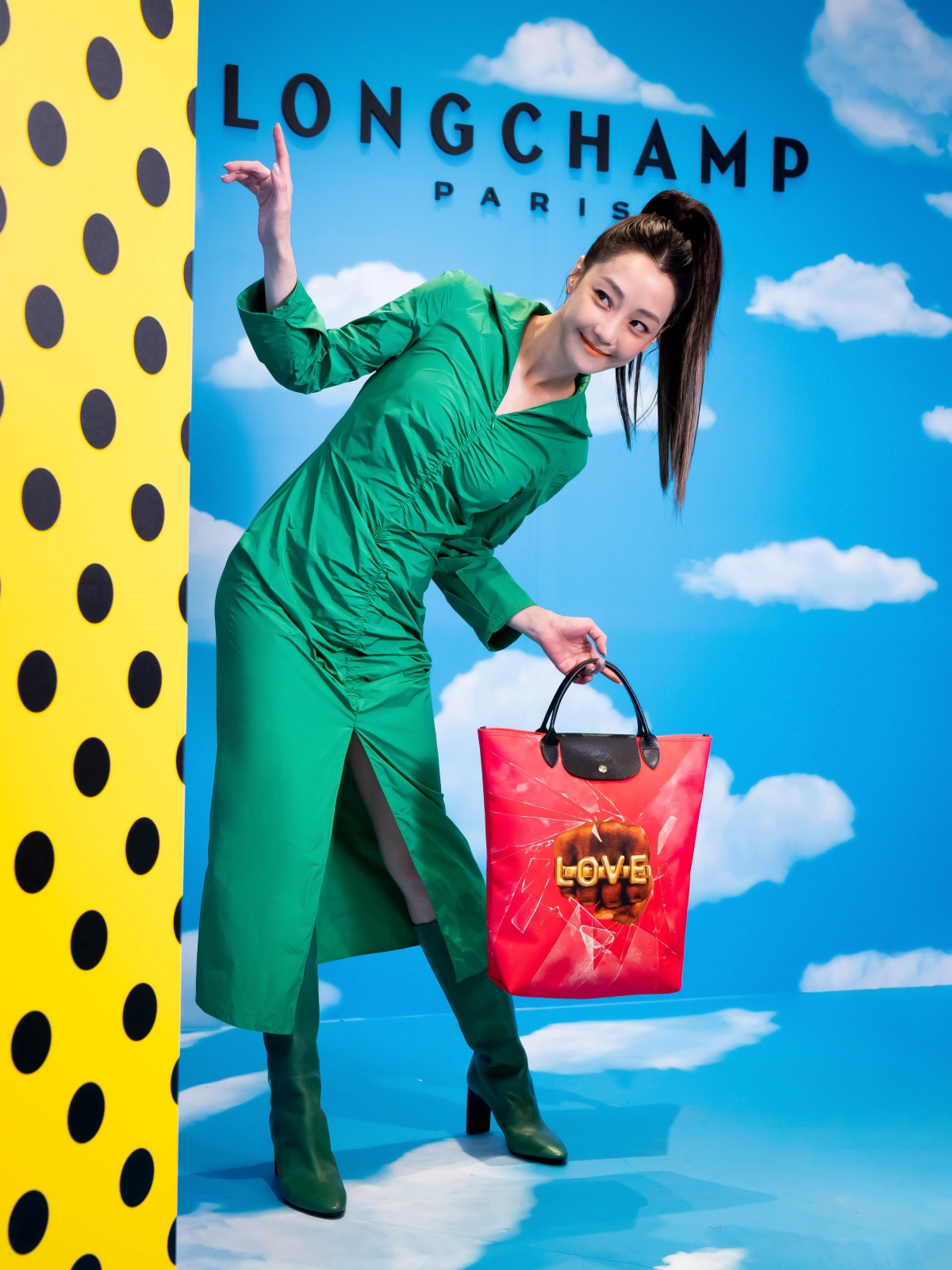 LONGCHAMP×義大利雜誌《TOILETPAPER》聯名包登場！5款印花大膽又前衛，搞怪時尚迷必收