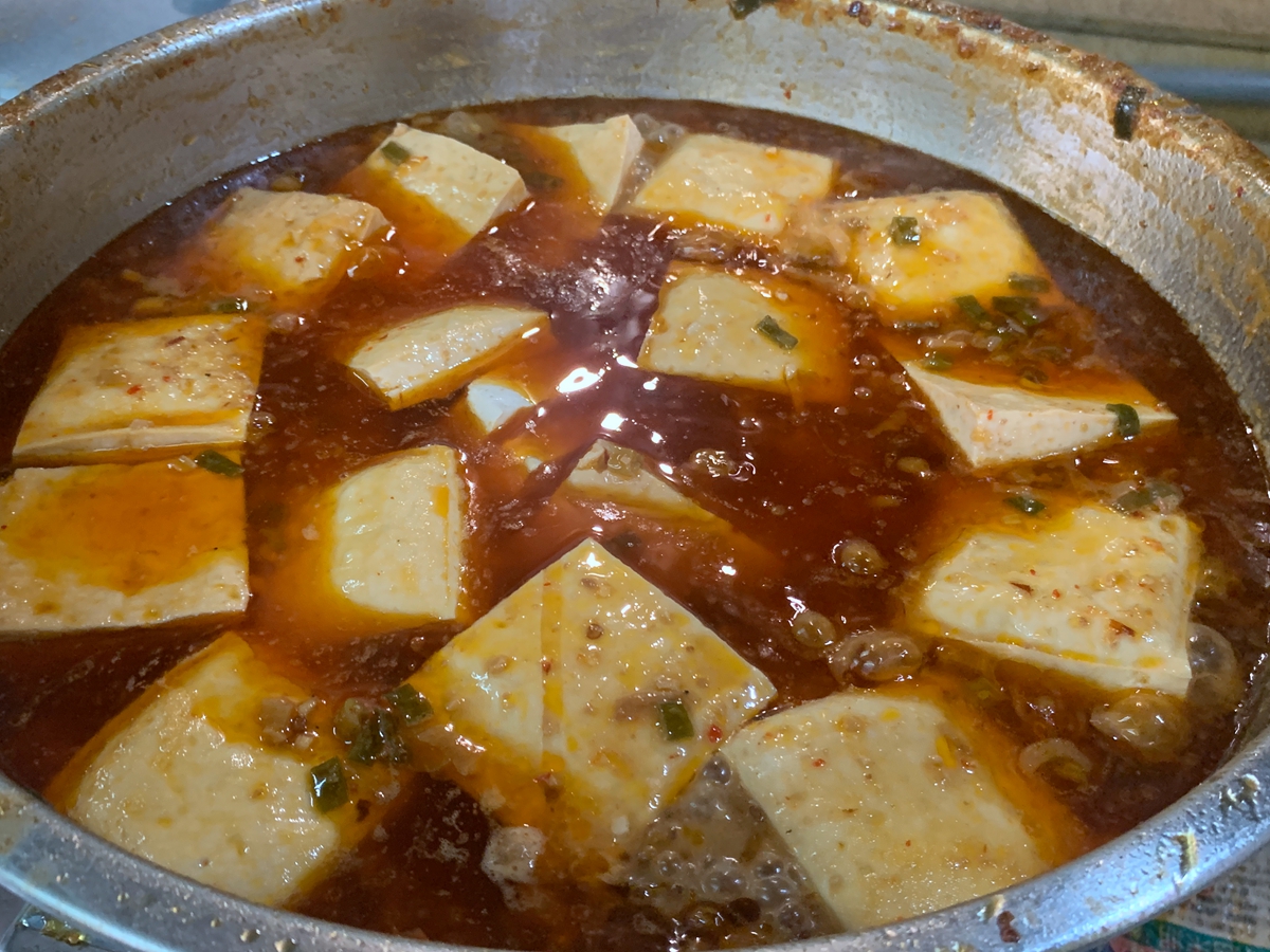 台北古亭捷運站同安街麵線羹，在地五十年無名老店，麻辣臭豆腐、料多麵線羹，不排隊吃不到的好滋味！ 