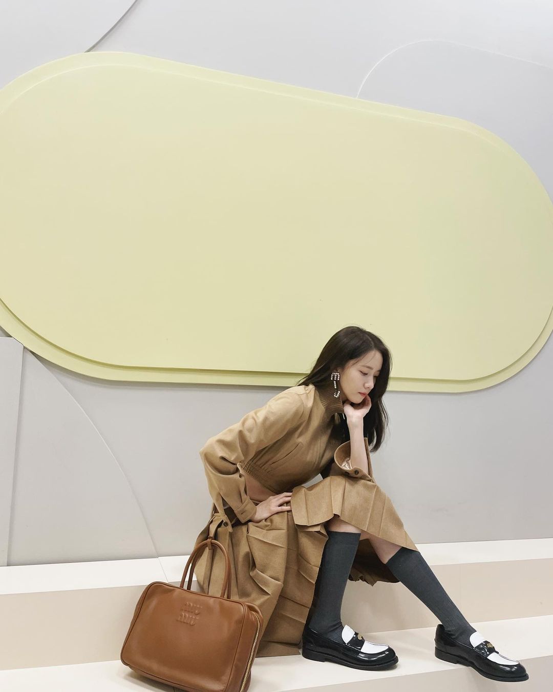 2023秋季最夯「美拉德」穿搭怎麼配才好看？讓秀英、張員瑛等韓星用3法則示範給你看