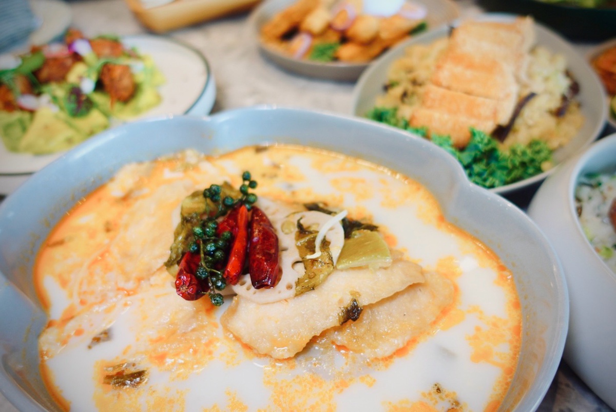 用中式西餐的做法堆疊蔬食概念！新店裕隆城「養心沙龍」用蔬食結合藝文打造貼合永續的飲食理念