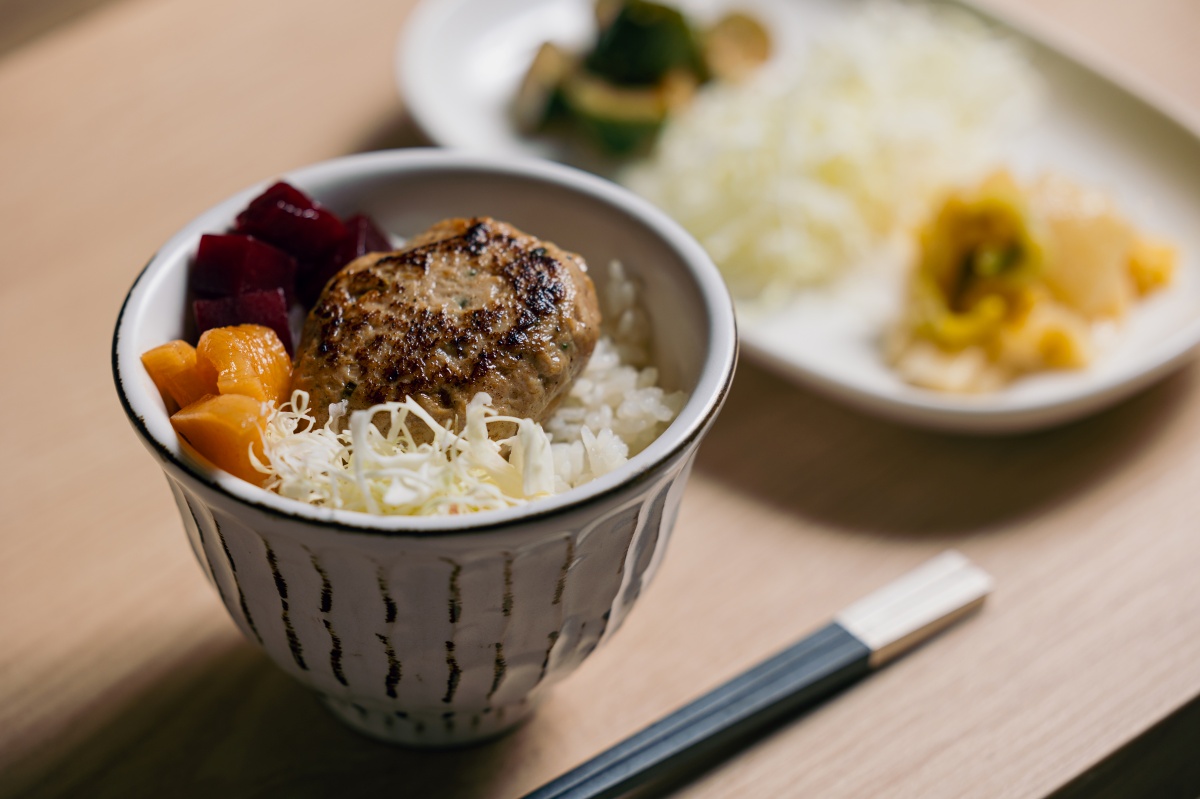肉肉控的天堂！復興空廚全新肉食料理品牌「肉旨房」插旗台北東區，月見和牛漢堡排、鐵板牛雜必點