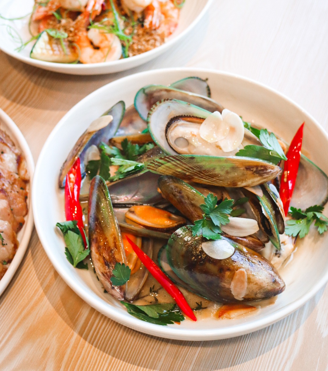 融合中菜靈魂的西式餐酒！新店裕隆城「TOK盡興食光」以避風塘炒蝦等新亞洲料理征服老饕味蕾