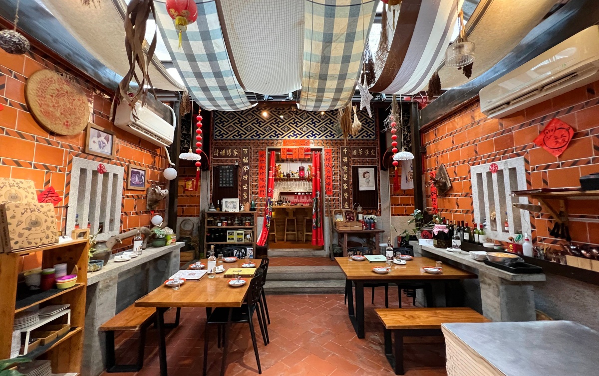 走入暖心精緻的金門老屋，隱身金沙村的私廚餐酒館、東沙村的甜點咖啡廳及瓊林聚落的風格民宿