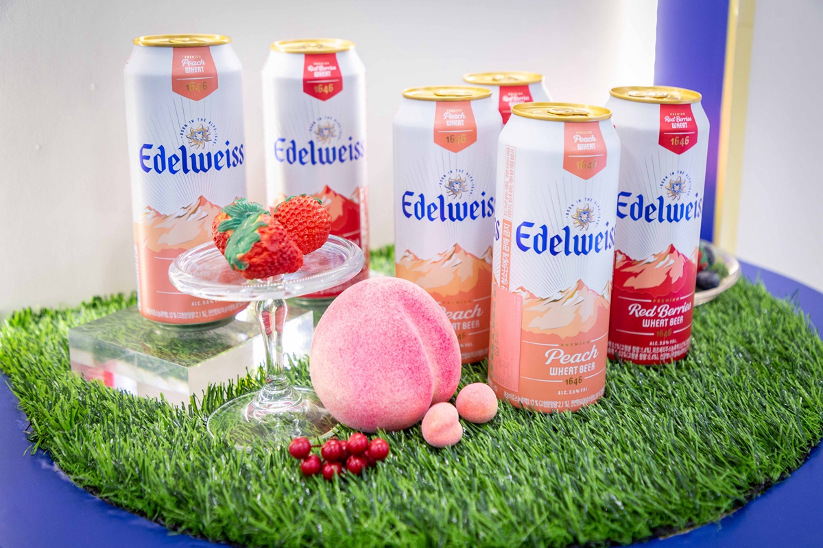 「啤酒界香檳」Edelweiss 推水果風味啤酒 而在歐洲有啤酒界香檳之美名的白啤酒「艾德懷斯Edelweiss」，在今年夏天推出的兩款水果風味白啤酒，使用蜜桃和莓果兩種女孩們最喜歡的果香設計。加上採用優質小麥及天然水源，並於熟成階段加入鼠尾草和接骨木花，擁有獨特的細緻果香滑順口感，讓白啤酒成為女性最愛的啤酒口味之一，而在推出「輕奢蜜桃」及「繽紛莓果」這兩款全新口味後，以僅3.5%的低酒精濃度，迅速擄獲女生的心。