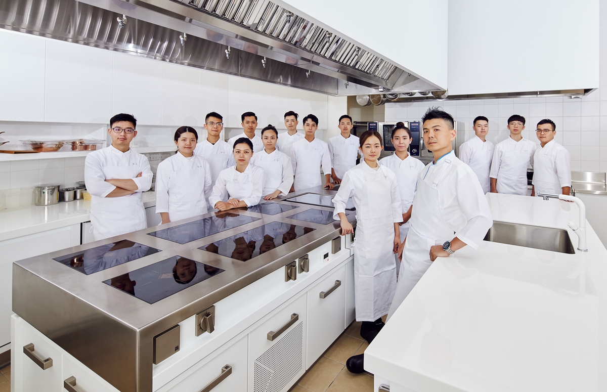 年度最受矚目頂級餐廳「Ａ」開幕！主廚黃以倫用料理策展，與10位台灣當代創作者共同打造餐桌地景