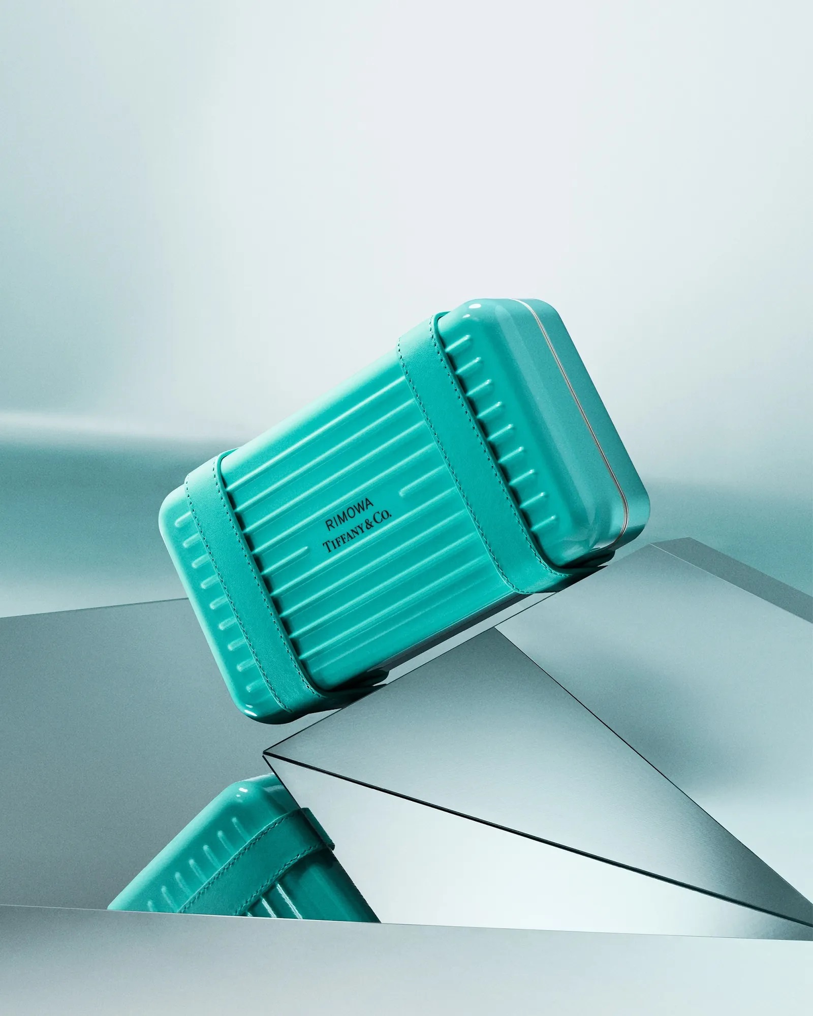 機場時尚中的夢幻逸品！RIMOWA與Tiffany&Co.推聯名行李箱，蒂芬妮藍配上鑽石切割面絕對是時尚的焦點