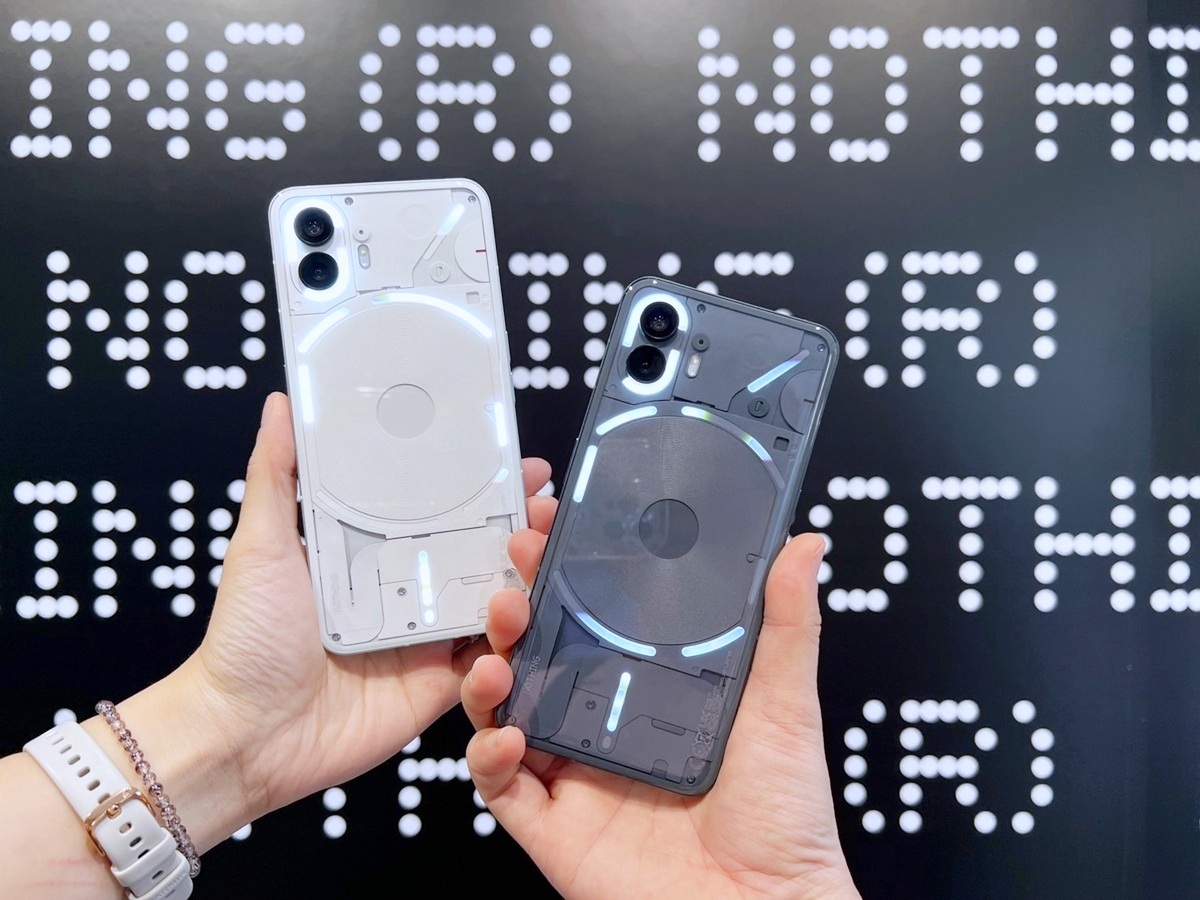 這支手機在英國比iPhone還紅！NOTHING Phone 第二代全新上市，機背光條分佈超酷炫