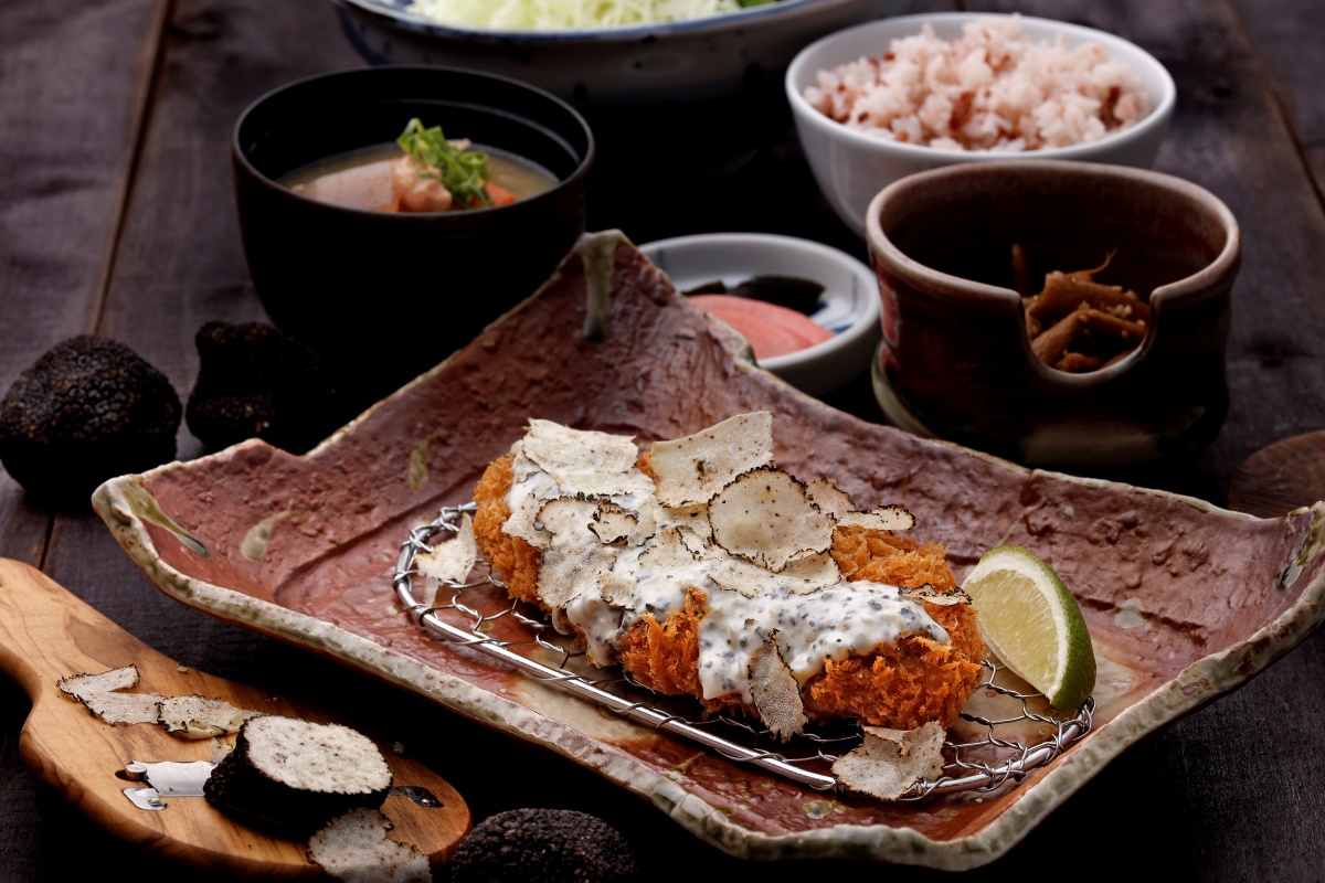 松露控的季節來了！BEPPIN、勝政豬排齊推「黑松露」料理，現刨黑松露薄片入菜超療癒
