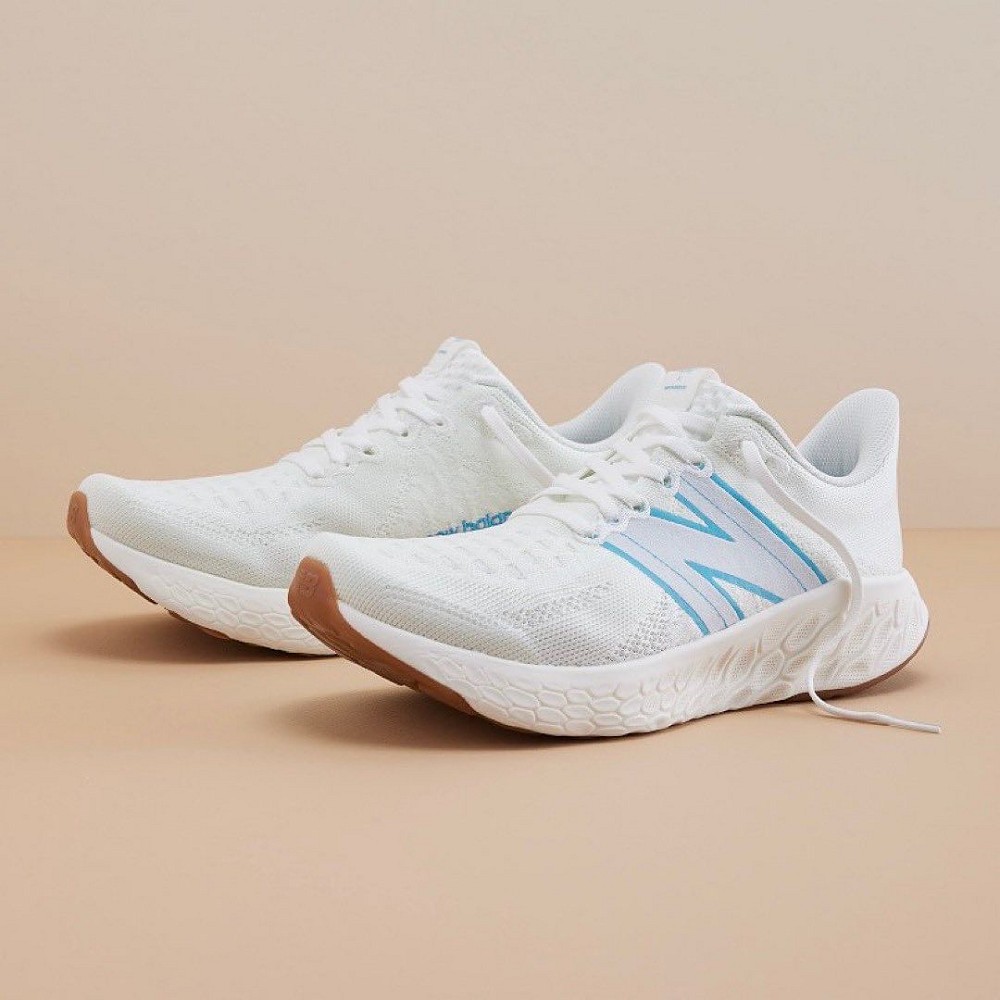 2023年8月球鞋新品推薦！ASICS復古老爹鞋跟上Y2K風潮、PUMA×「中指貓」毛絨鞋身搞怪又可愛