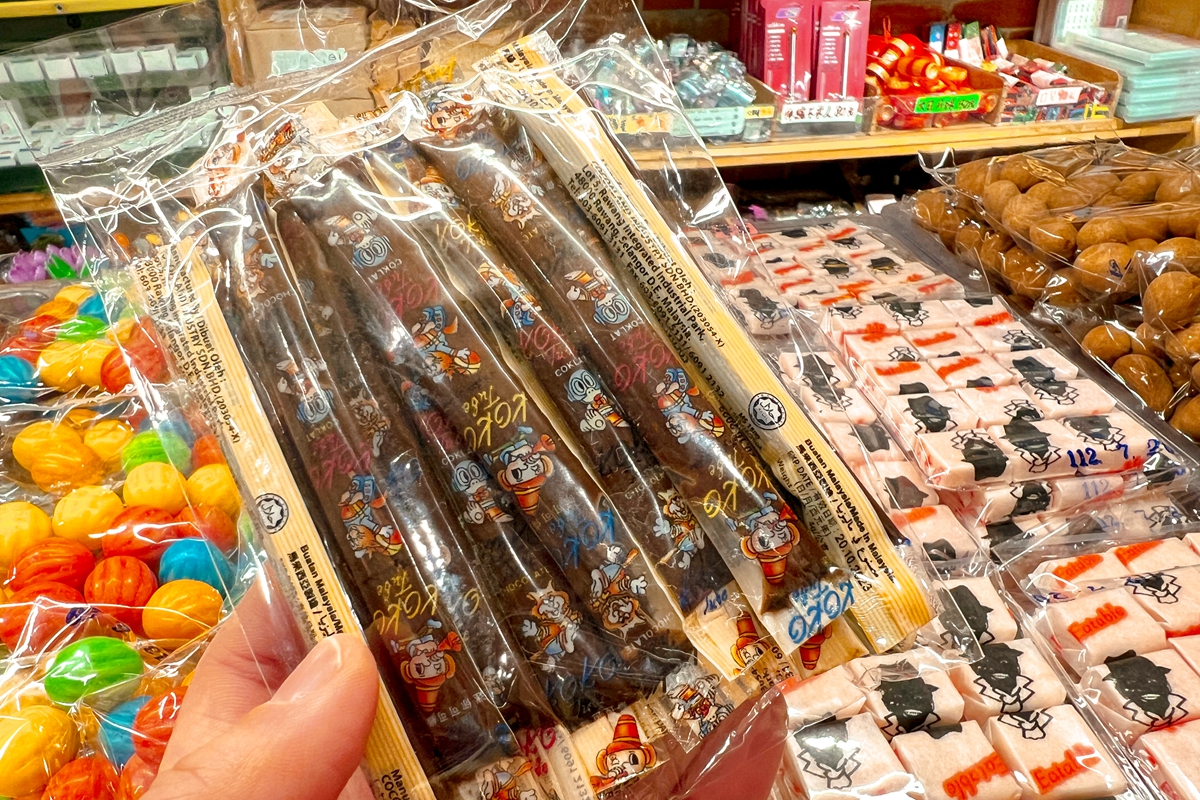 這些古早味懷舊零食你一定有吃過！涼煙糖、可樂橡皮糖、辣香片、逼逼糖，小時候都去雜貨店買這些