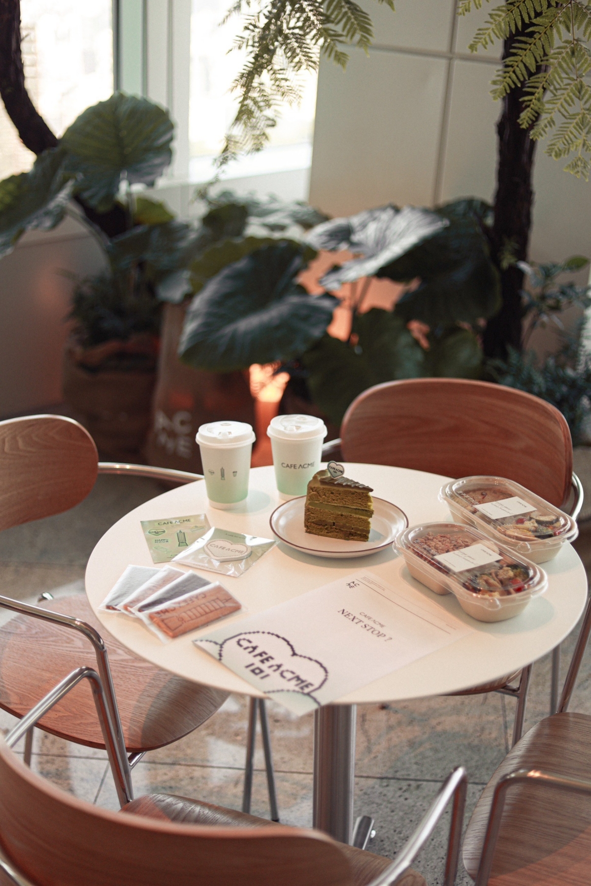 質感早午餐店CAFE ACME登台北101展店：35樓中性大地色場域放眼台北市景