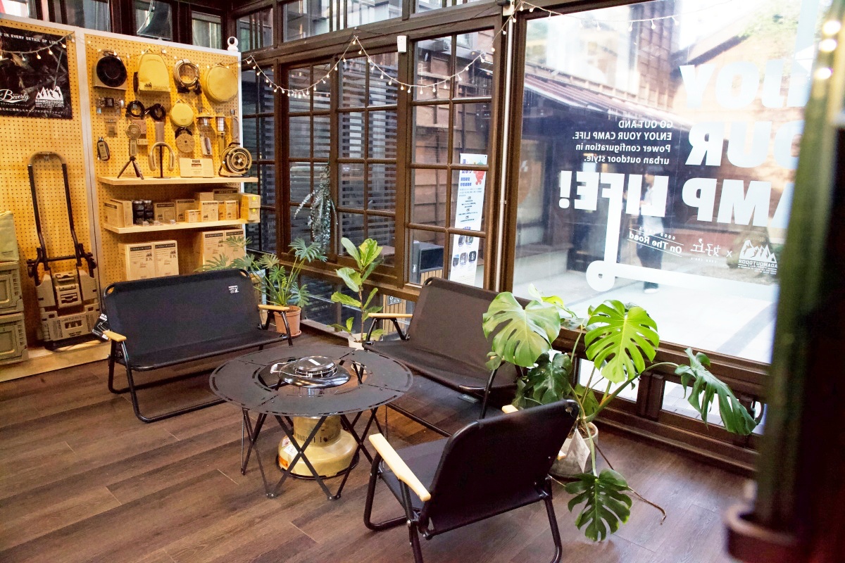 餐飲界也跟上露營潮！好丘、cama café齊推野營風限定店裝和新品，在城市裡也能享受愜意氛圍