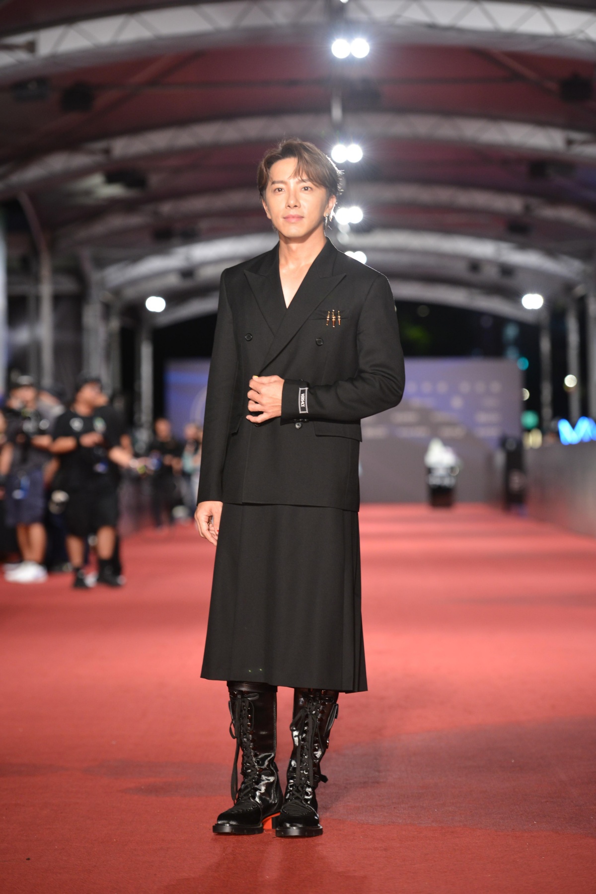 2023金鐘獎節目類男星紅毯5帥！黃偉晉低胸西裝PK坤達裙裝、KID帶兒子當幸運星
